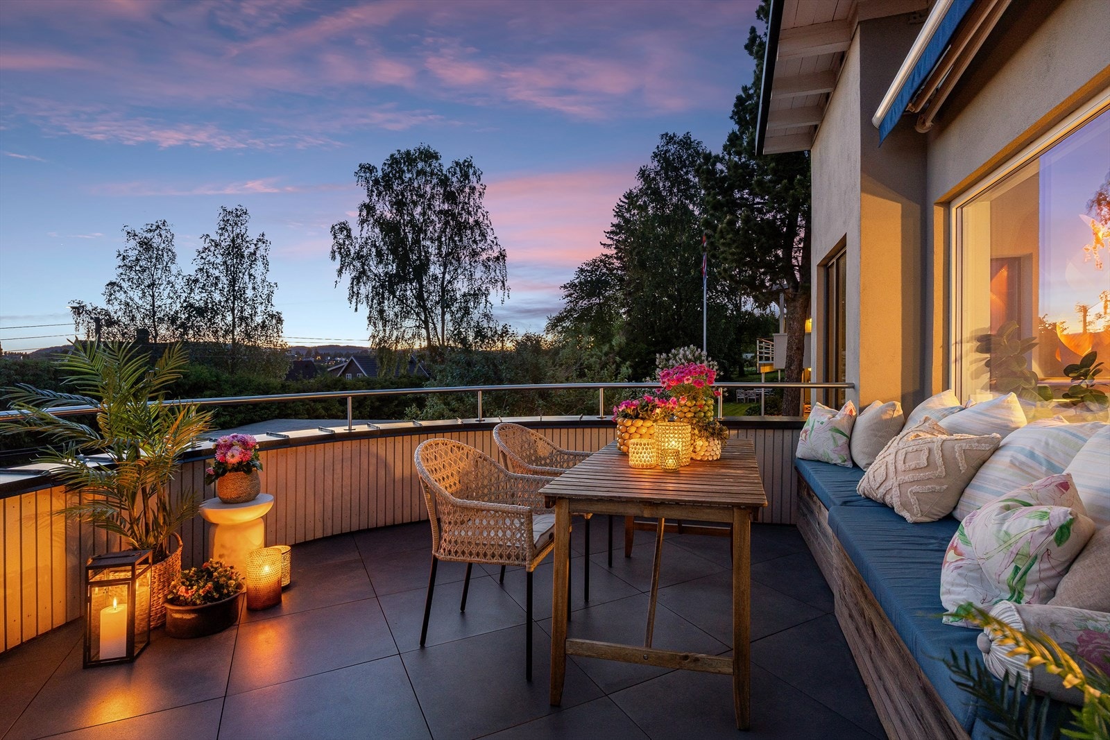 Solrik terrasse med flotte solforhold fra ca. kl. 12.30 og frem til solnedgang. Galleribilde