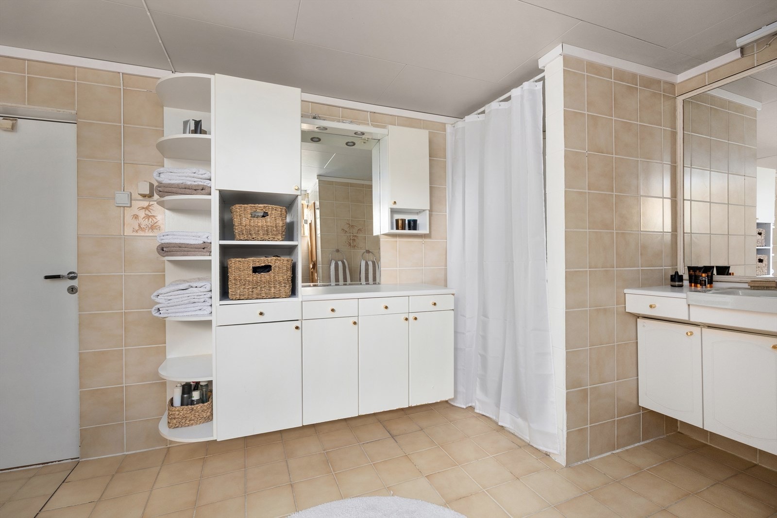 Badet har også dusj og godt med skapplass. Galleribilde