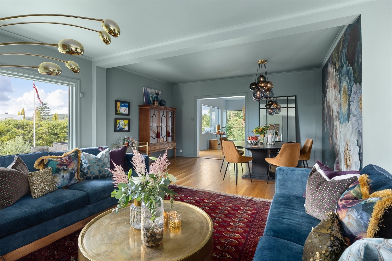 Lys og innbydende stue med god plass til flere møbleringssoner. Galleribilde