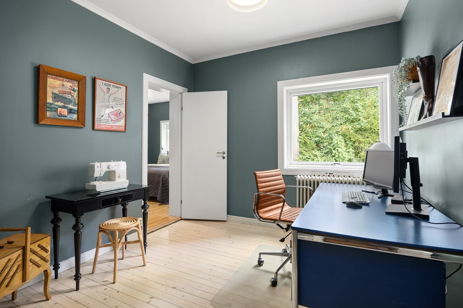 Soverom to i etasjen er av nåværende eier benyttet som hjemmekontor, men har god plass til seng og garderobe. Galleribilde