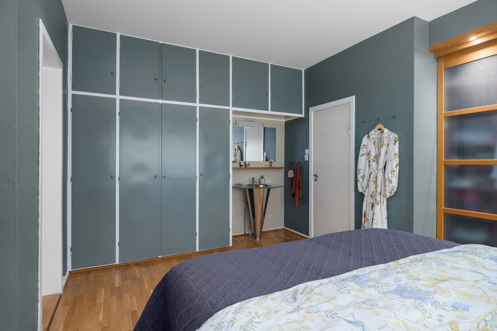 Rommet har stor plassbygget garderobe og servant (tidstypisk 30-50 tallet). Galleribilde