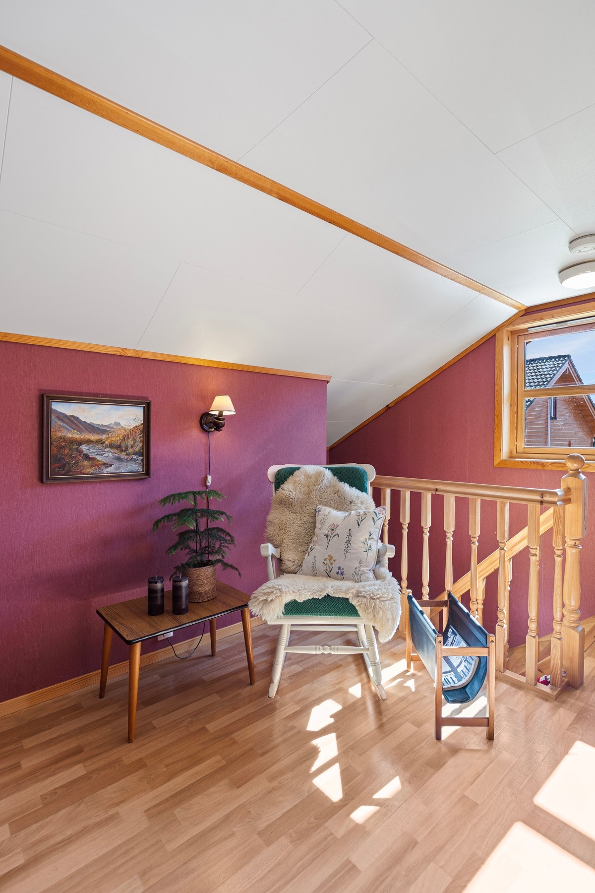 I hovedetasjen går trappen til loftstuen og her er det videre tilkomst til boligens tredje soverom, også dette av god størrelse. Galleribilde