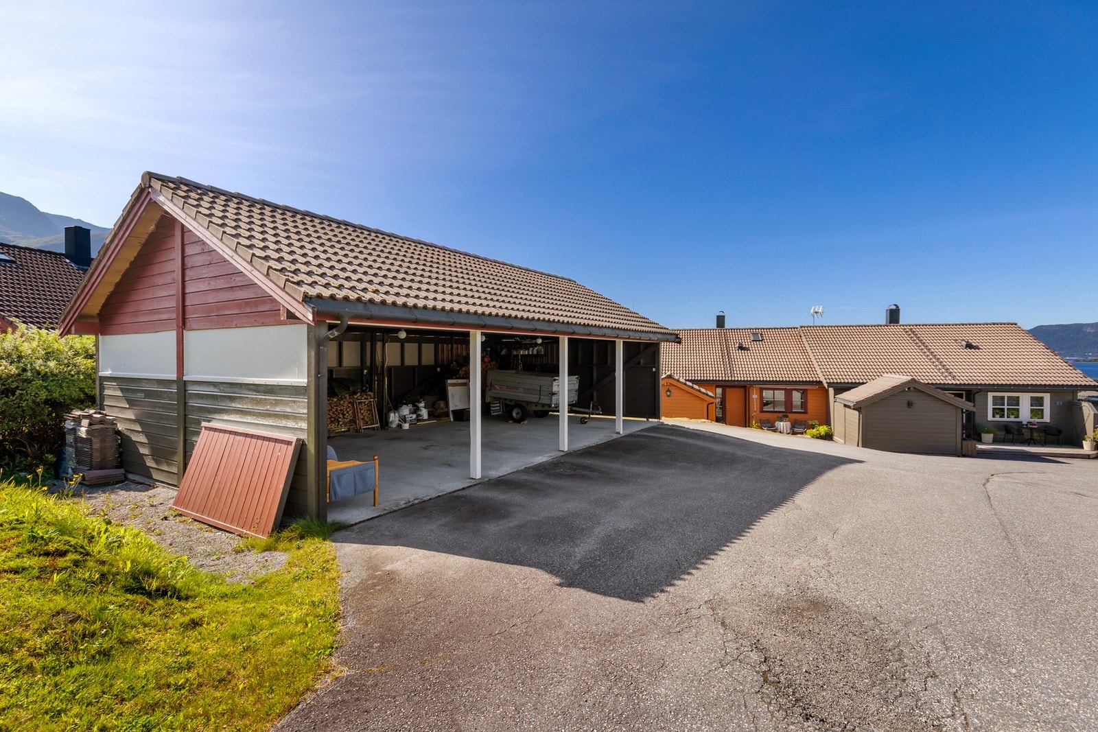 Boligen har tilhørende carport i felles carportrekke like bak boligen. Galleribilde