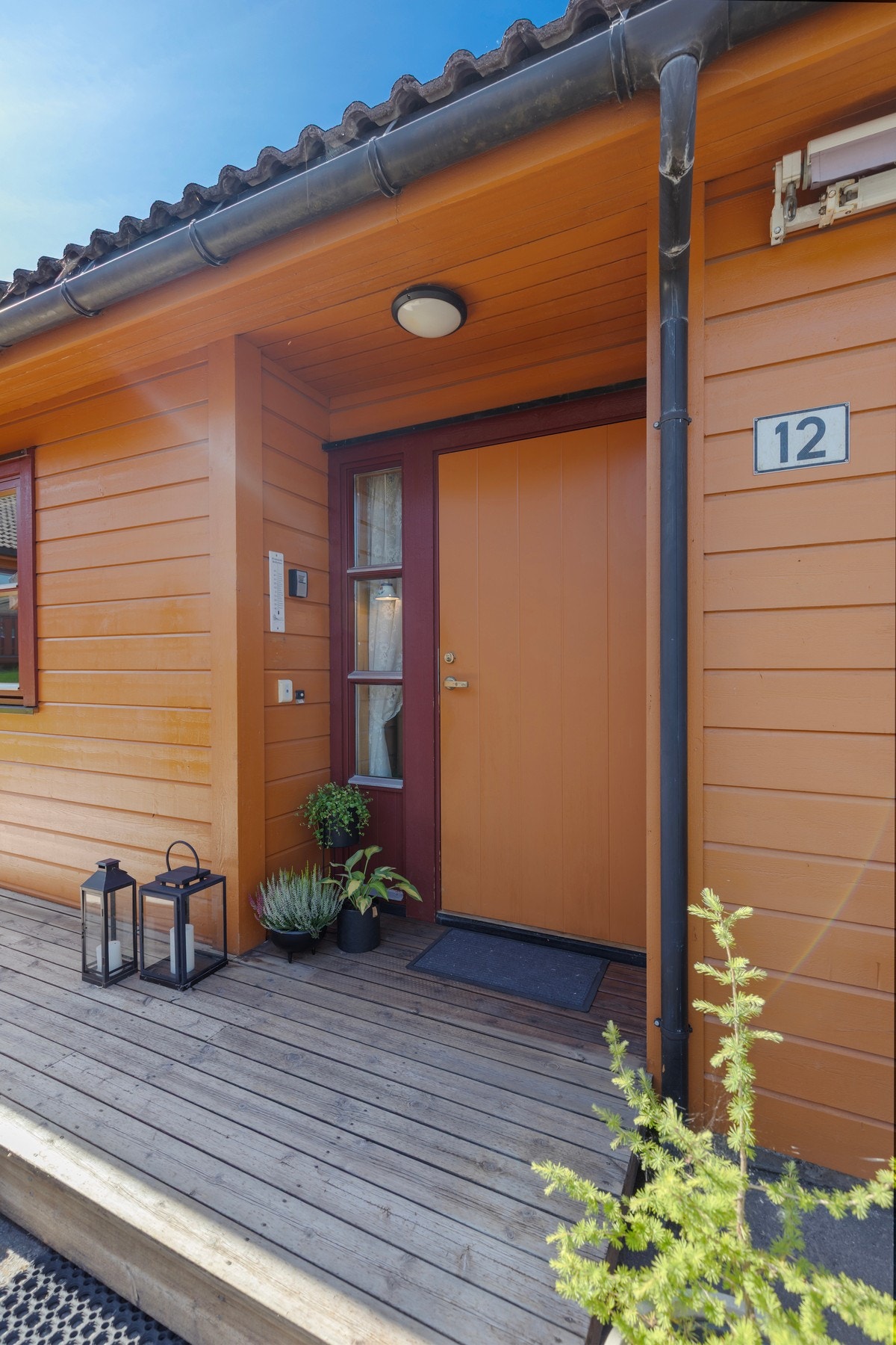 Boligen har overbygget inngangsparti på baksiden av boligen, her er det også terrasse hvor morgensolen kan nytes. Galleribilde