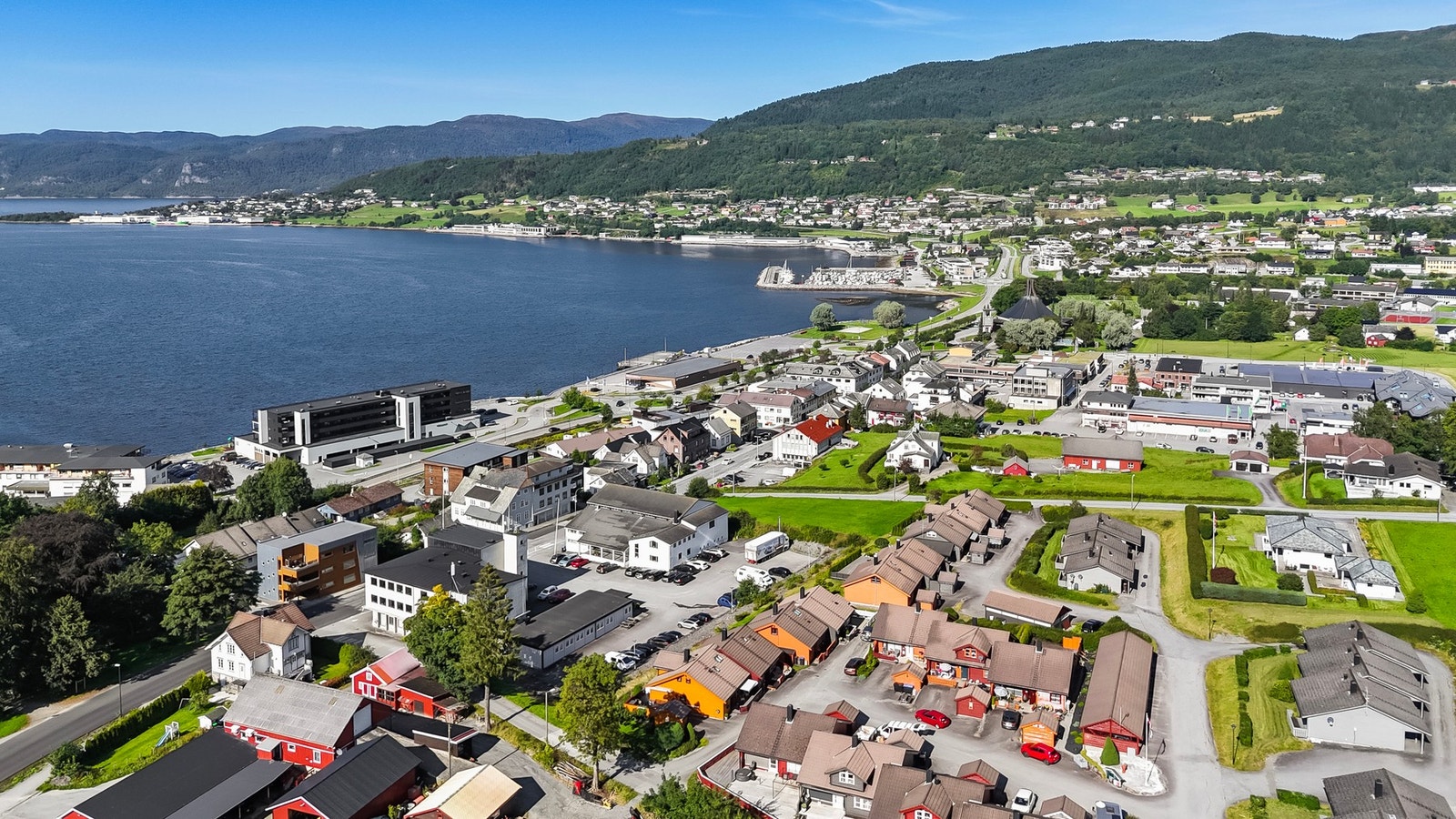 Myhretunet har en sentral og attraktiv beliggenhet, bare noen få minutters gange fra sentrum. Galleribilde