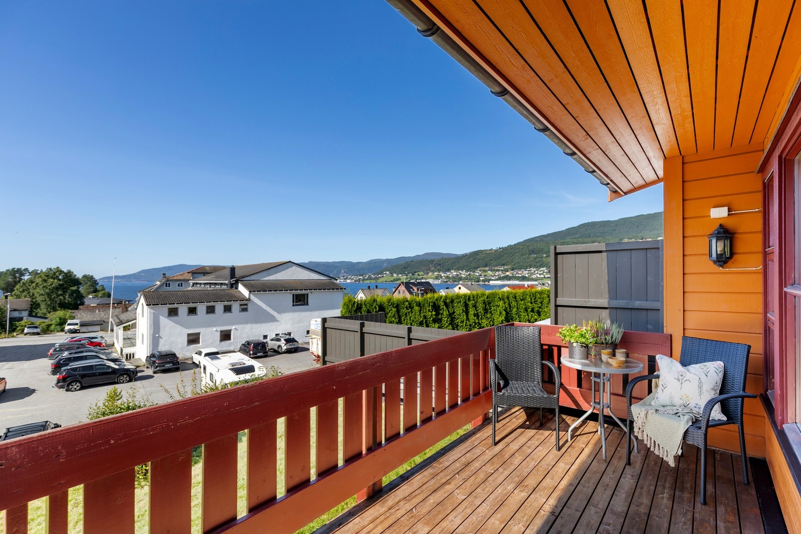 Fra eiendommen kan man nyte gode solforhold og flott utsikt mot Sykkylvsfjorden. Galleribilde