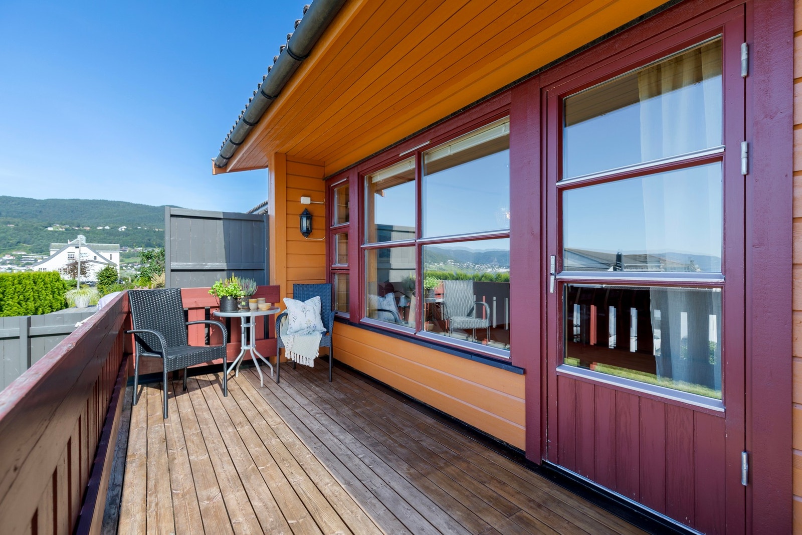 Fra stue er det utgang til vestvendt terrasse - her er det gode solforhold og utsikt mot deler av Sykkylvsfjorden og sentrum. Galleribilde