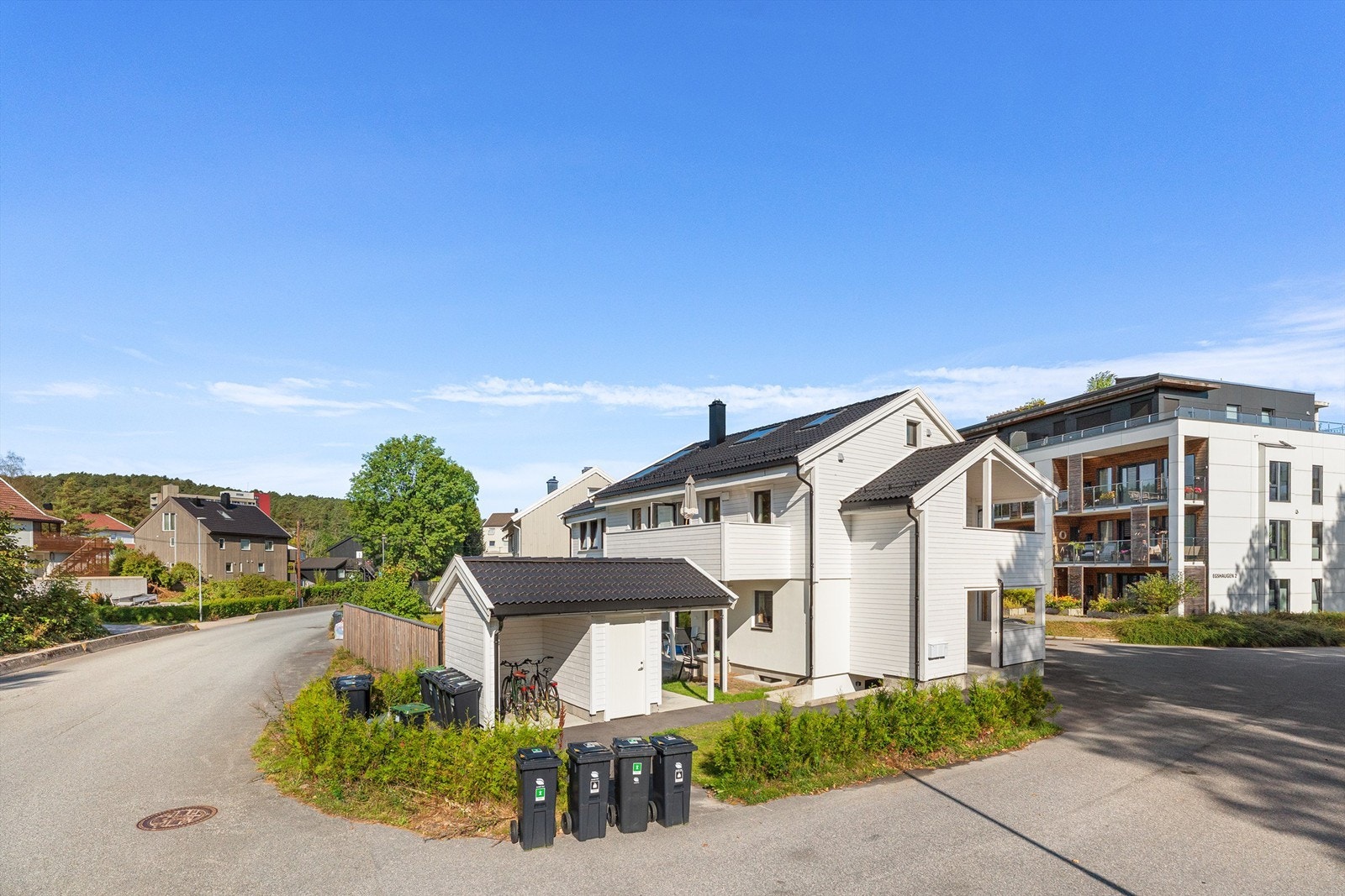Boligen er beliggende i et veletablert og sentrumsnært boligområde. Galleribilde
