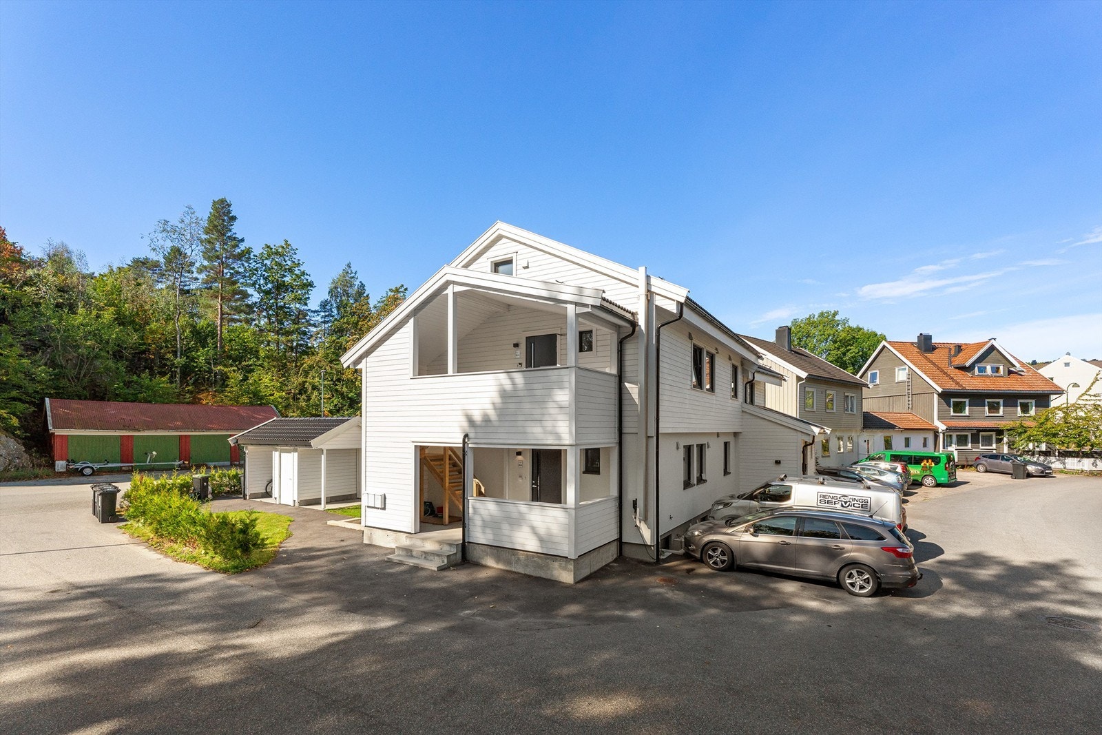 Det medfølger en parkeringsplass foran bygget. Galleribilde