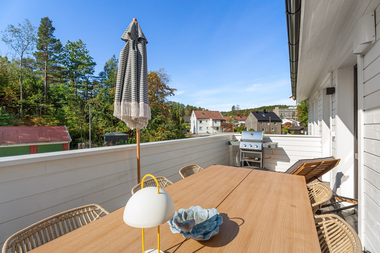 Her kan man nyte ettermiddags- og kveldssolen. Balkongen har god plass til grill og større spisebord. Galleribilde