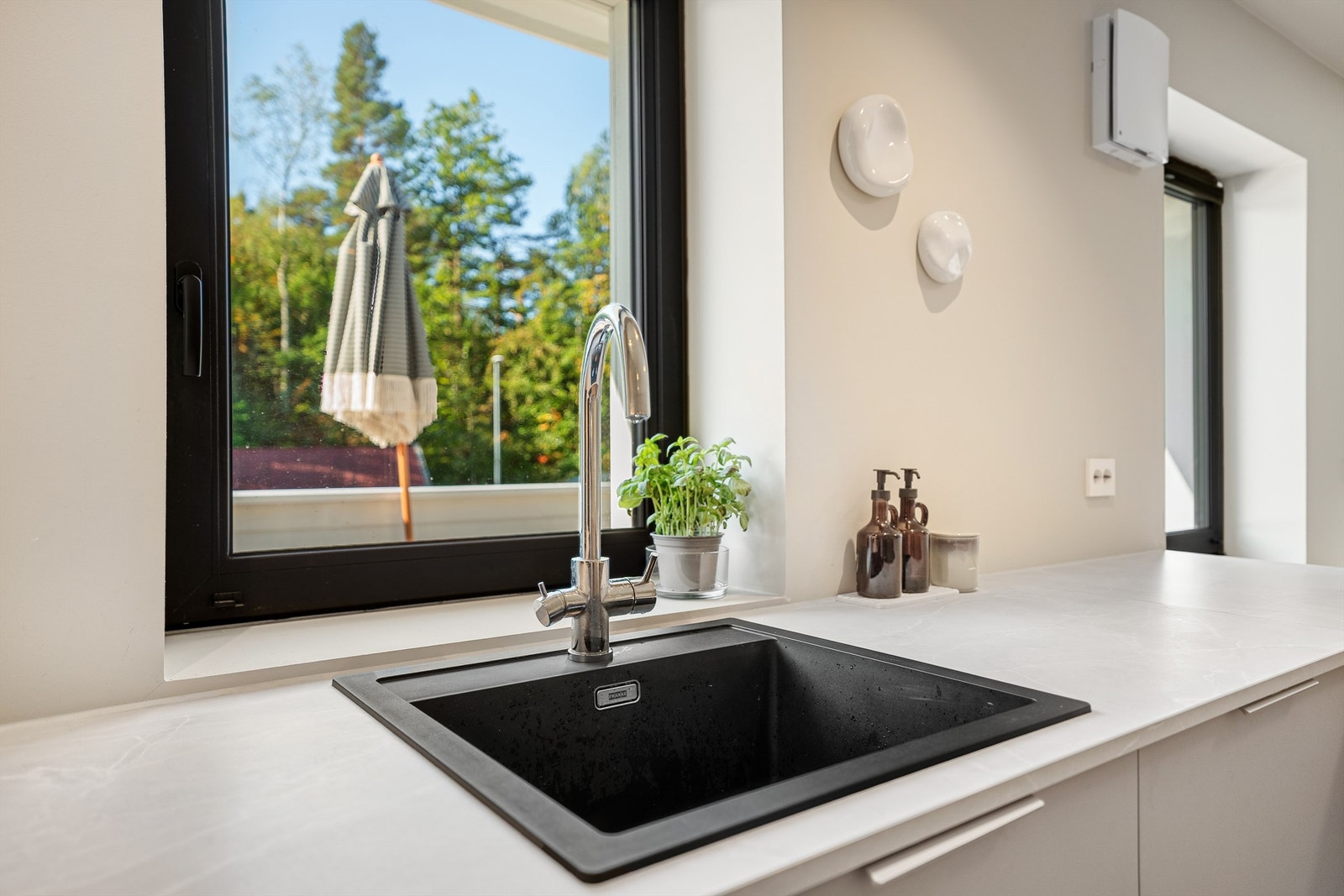 Hvitevarene medfølger og består av integrert stekeovn, platetopp, oppvaskmaskin og kjøleskap med frysedel, vinskap, samt ventilator i overskap. Det er montert komfyrvakt og vannstopper. Galleribilde