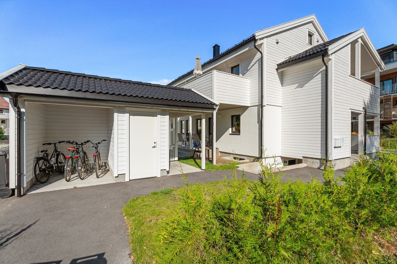 Felles sykkel- og avfallsbod. Galleribilde