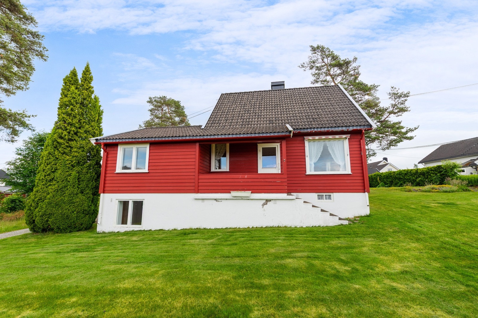 Utgang fra stuen til liten overbygget balkong og trapp til hagen Galleribilde