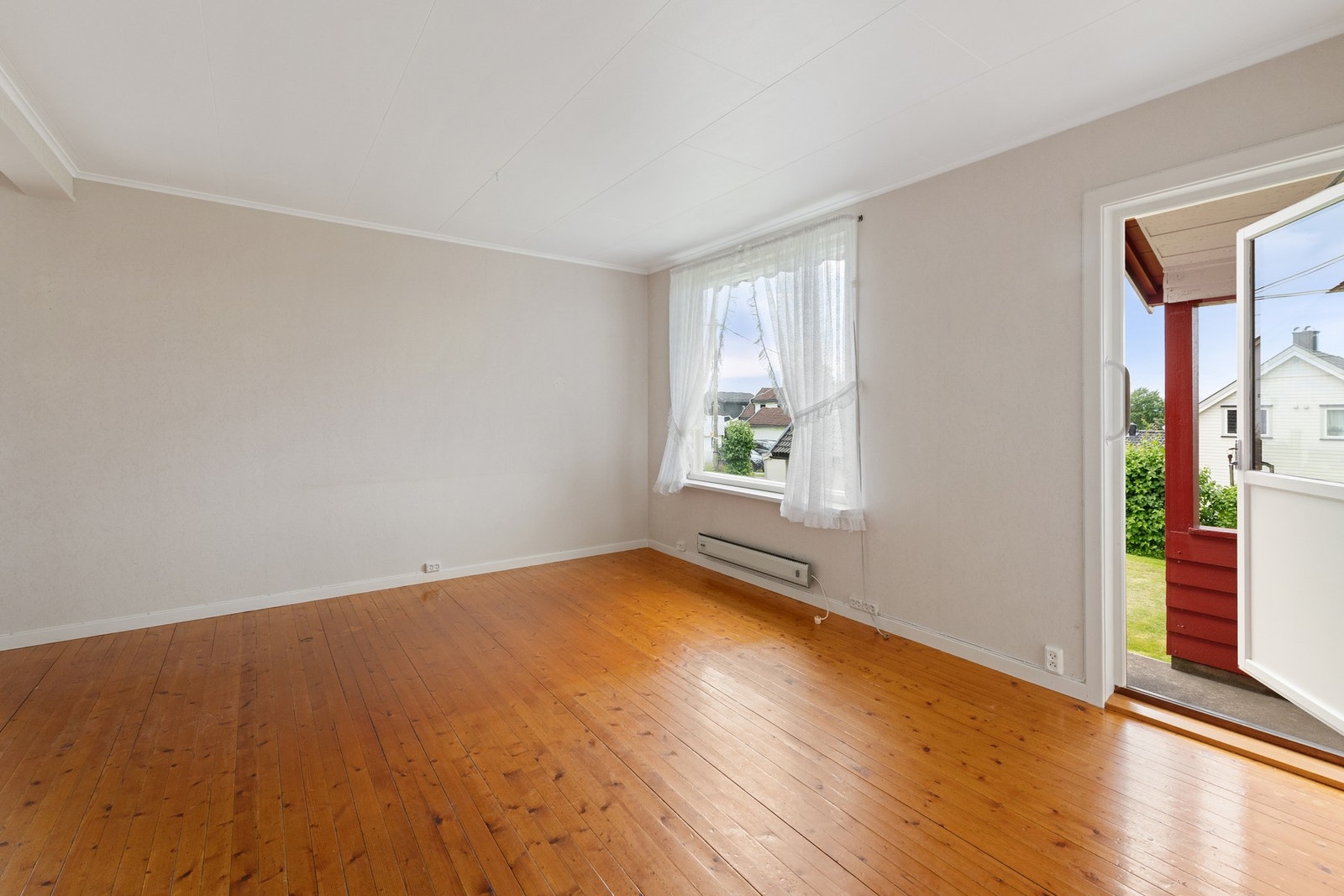 Utgang til liten terrasse og hage Galleribilde