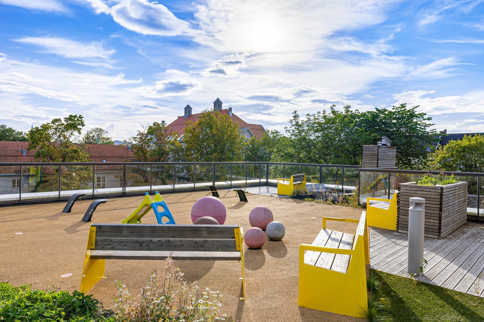 Bygget har en stor, felles takterrasse som kan benyttes av beboerne. Galleribilde