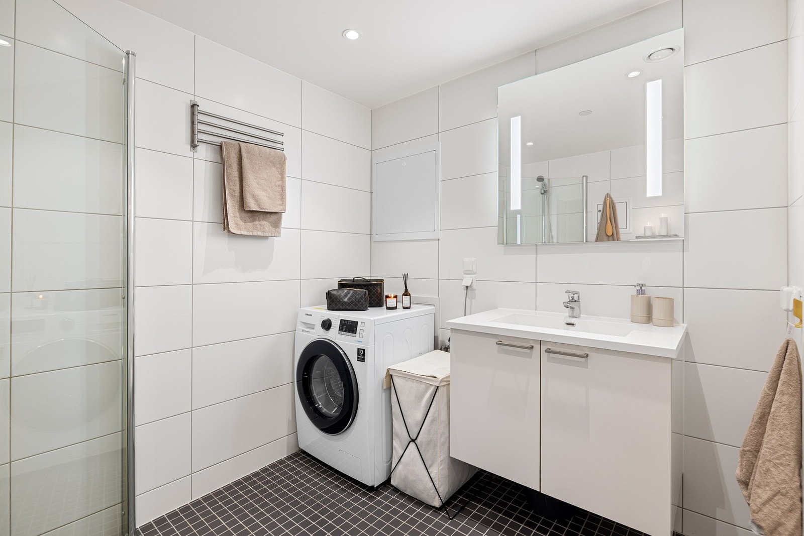 Det er opplegg for vaskemaskin på badet. Galleribilde