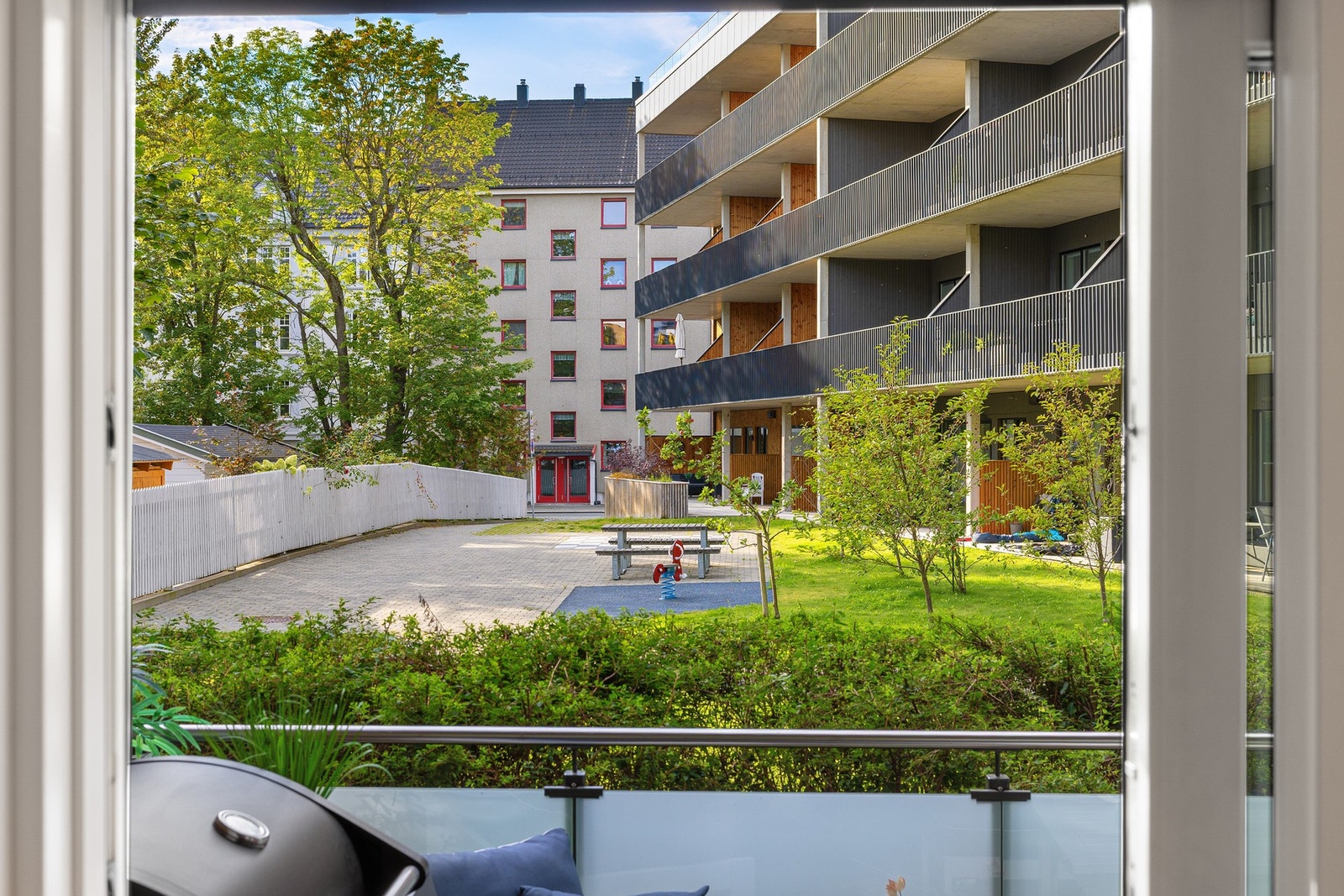 Fra stuen er det utsyn mot rolige grøntområder og hyggelig villaeiendom. Galleribilde