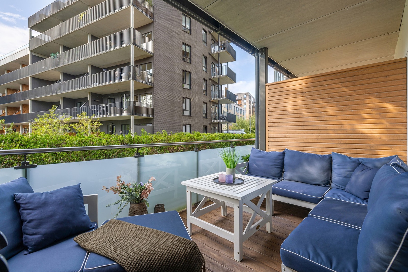 Stuen forlenges av en overbygd terrasse på 10 kvm. Galleribilde