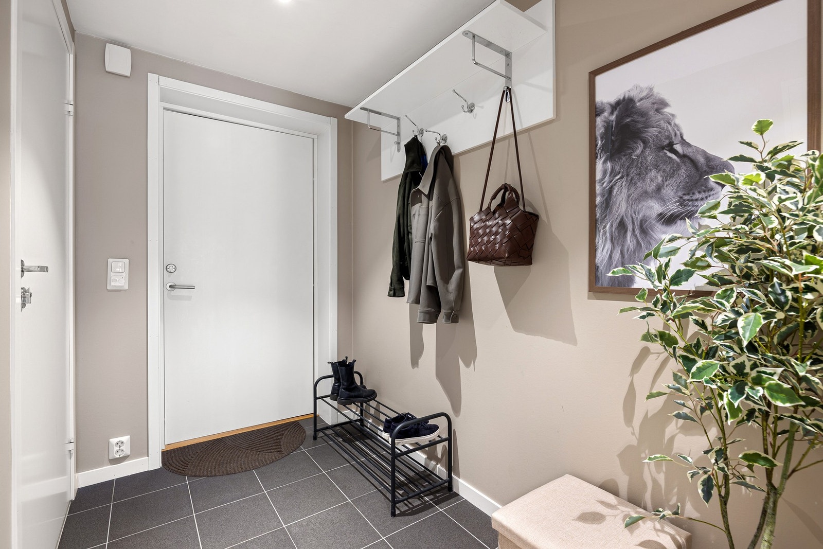 Gulvet i entréen er flislagt og utstyrt med behagelig gulvvarme. Galleribilde