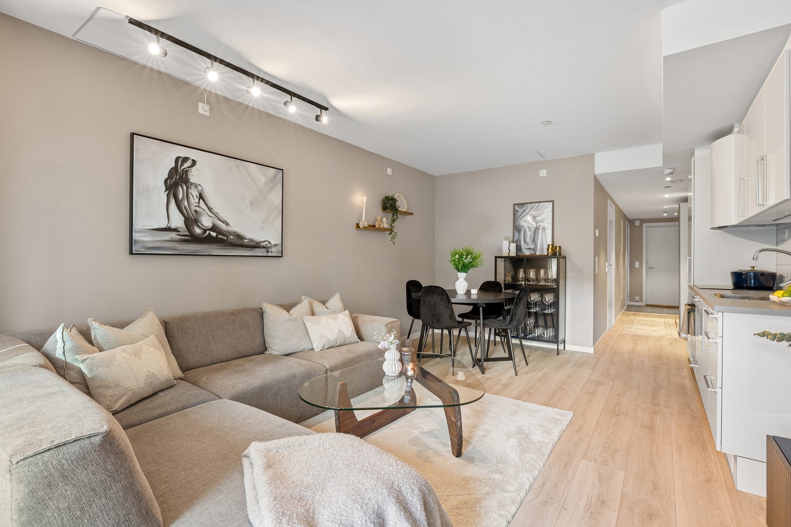 I stuen er det god plass til både hjørnesofa og spisegruppe. Galleribilde