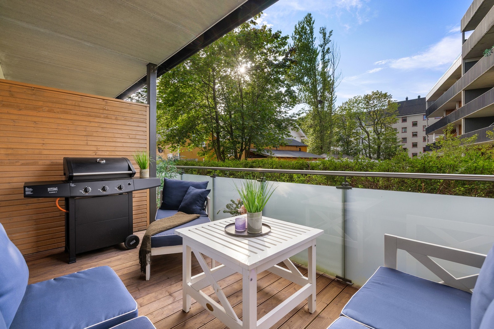 Det er god plass til både sittegruppe og grill. Galleribilde