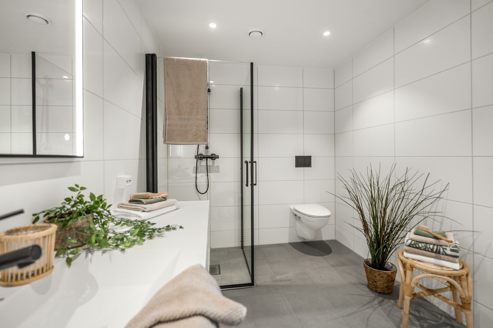 Ekstra god plass til oppbevaring i innredningen på hovedbadet. Galleribilde