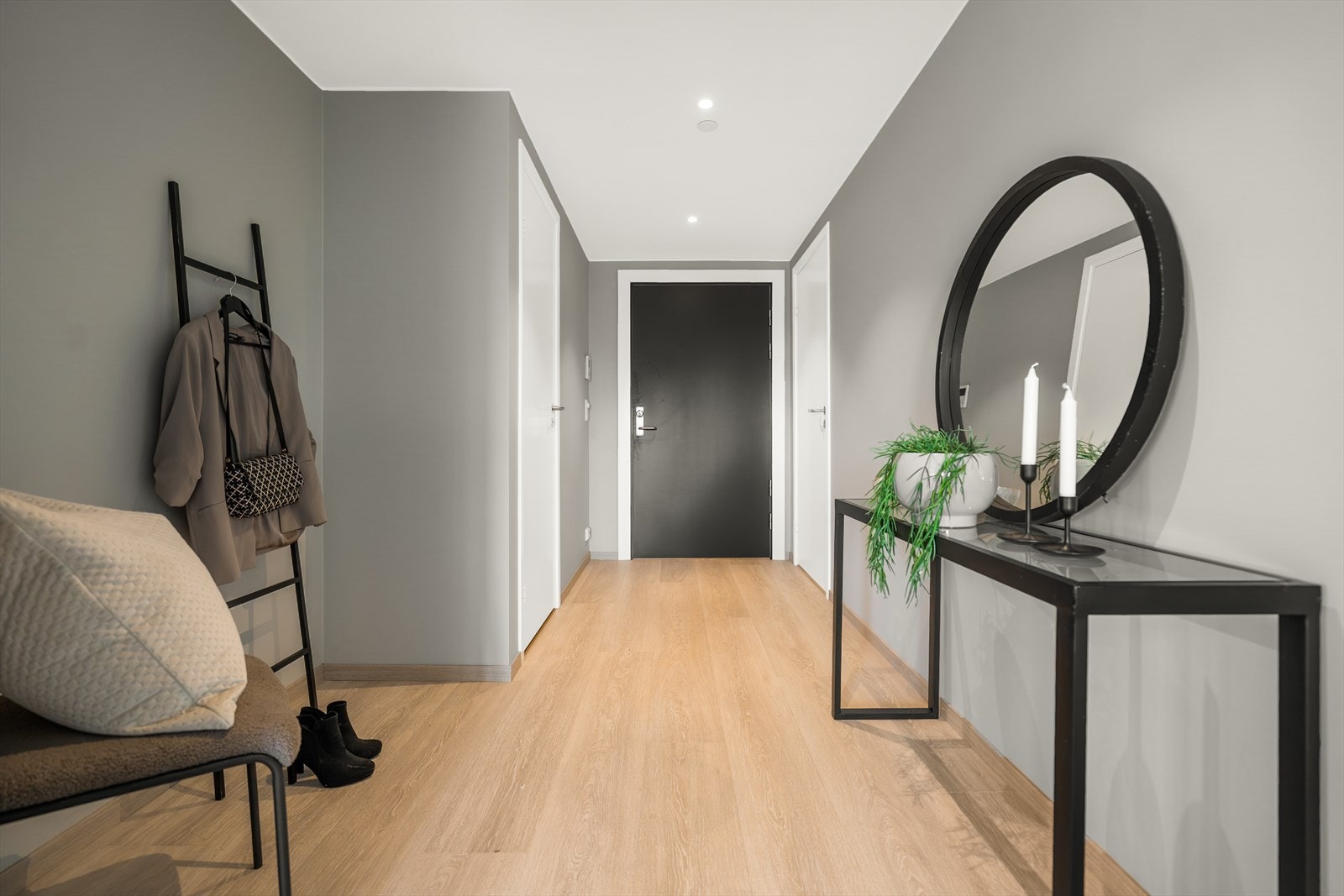 Entréen er ekstra god og bred som gir fin romfølelse. Her er det god plass til garderobe. Galleribilde
