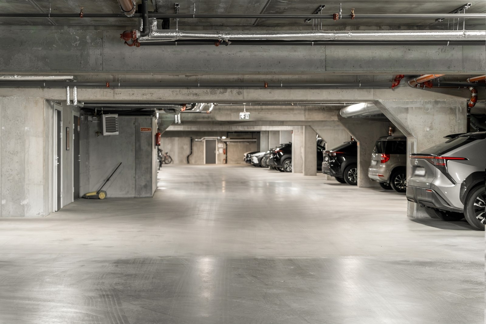 Garasje med en fast garasjeplass. Tilrettelagt infrastruktur fro evt montering el-billader. Galleribilde
