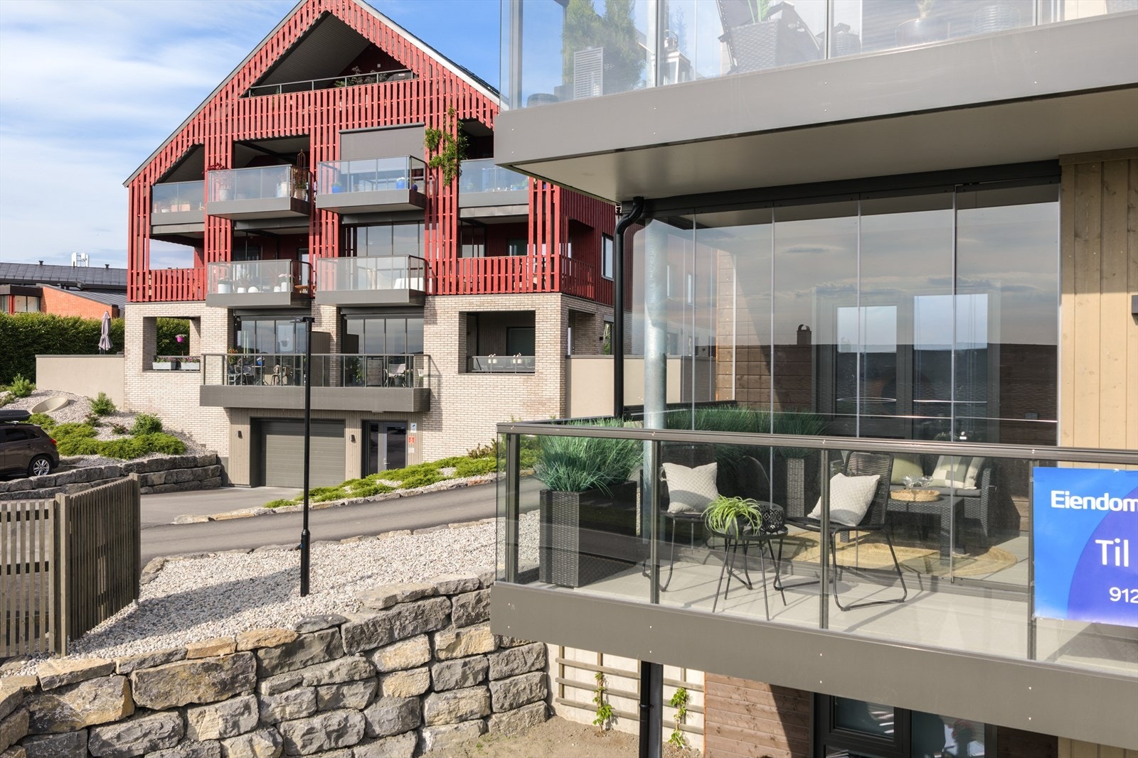 Stor balkong på ca 15 kvm med del som kan lukkes med glassfronter for en lengre sesong. Galleribilde