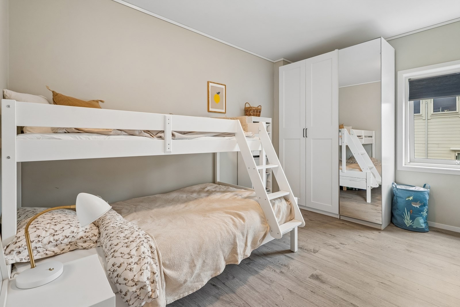 Begge dei mindre soveromma ligg fint tilbaketrukke frå opphaldsromma, saman med det andre badet. Galleribilde