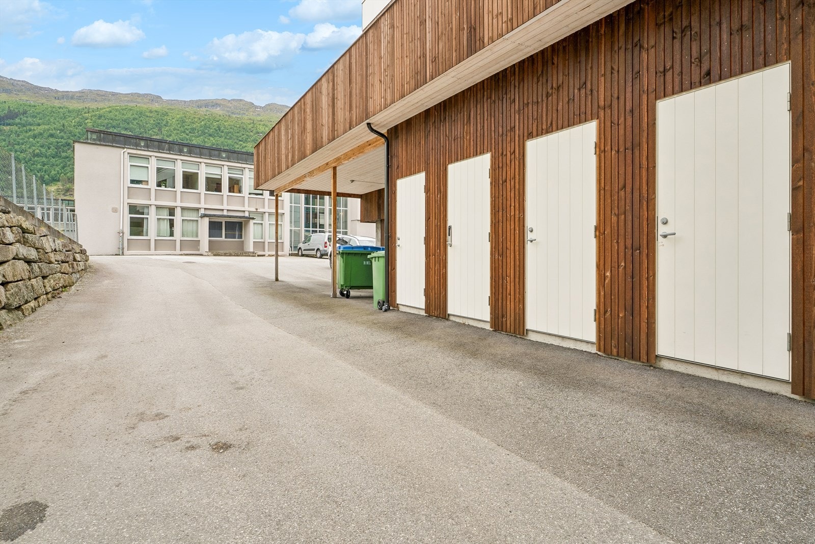 Ein disponerer også utvendig bod på bakkeplan for enkel tilgang til lagring av fritidsutstyr m.m. Galleribilde