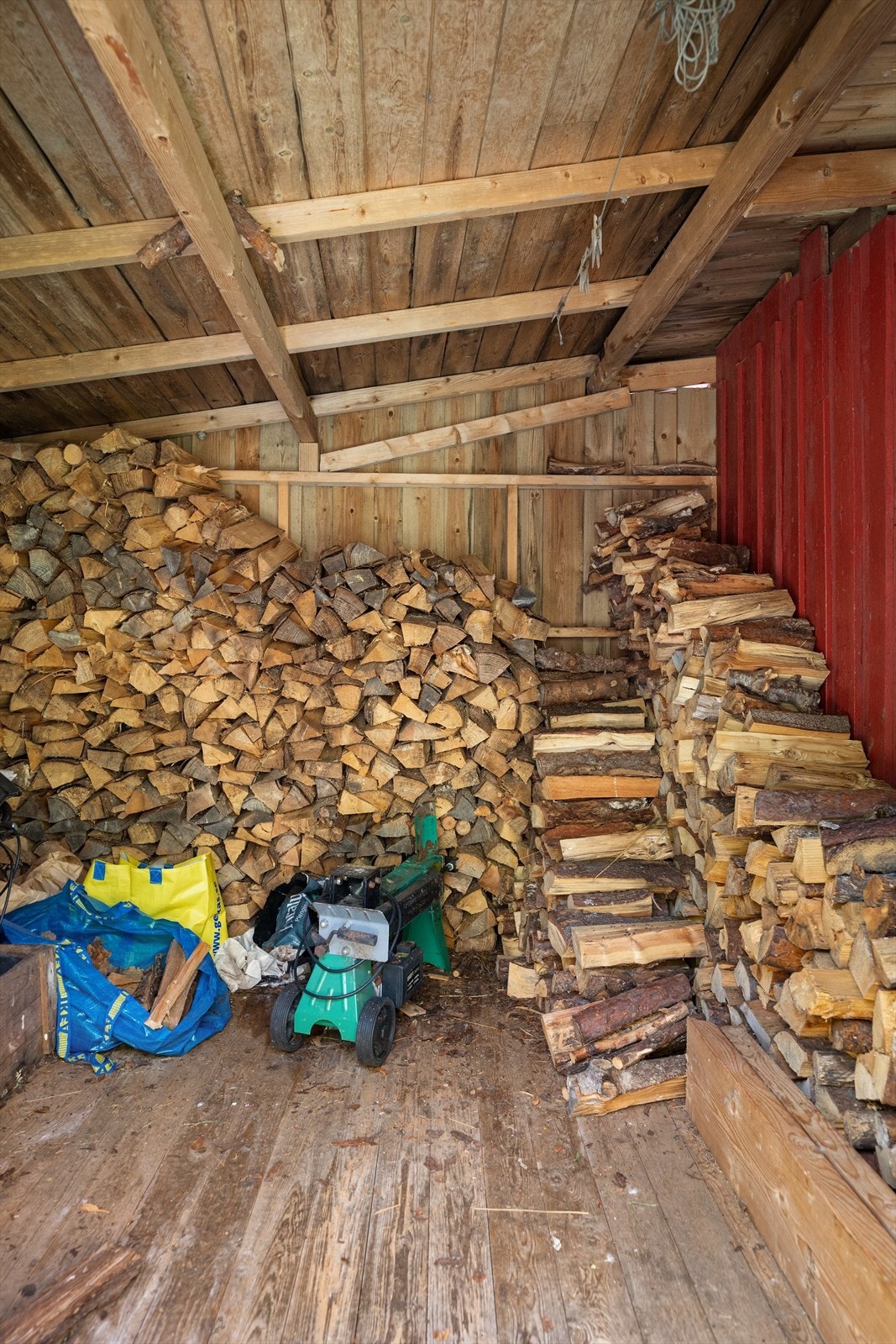 God lagringsplass for ved i en av bodene i uthuset. Galleribilde
