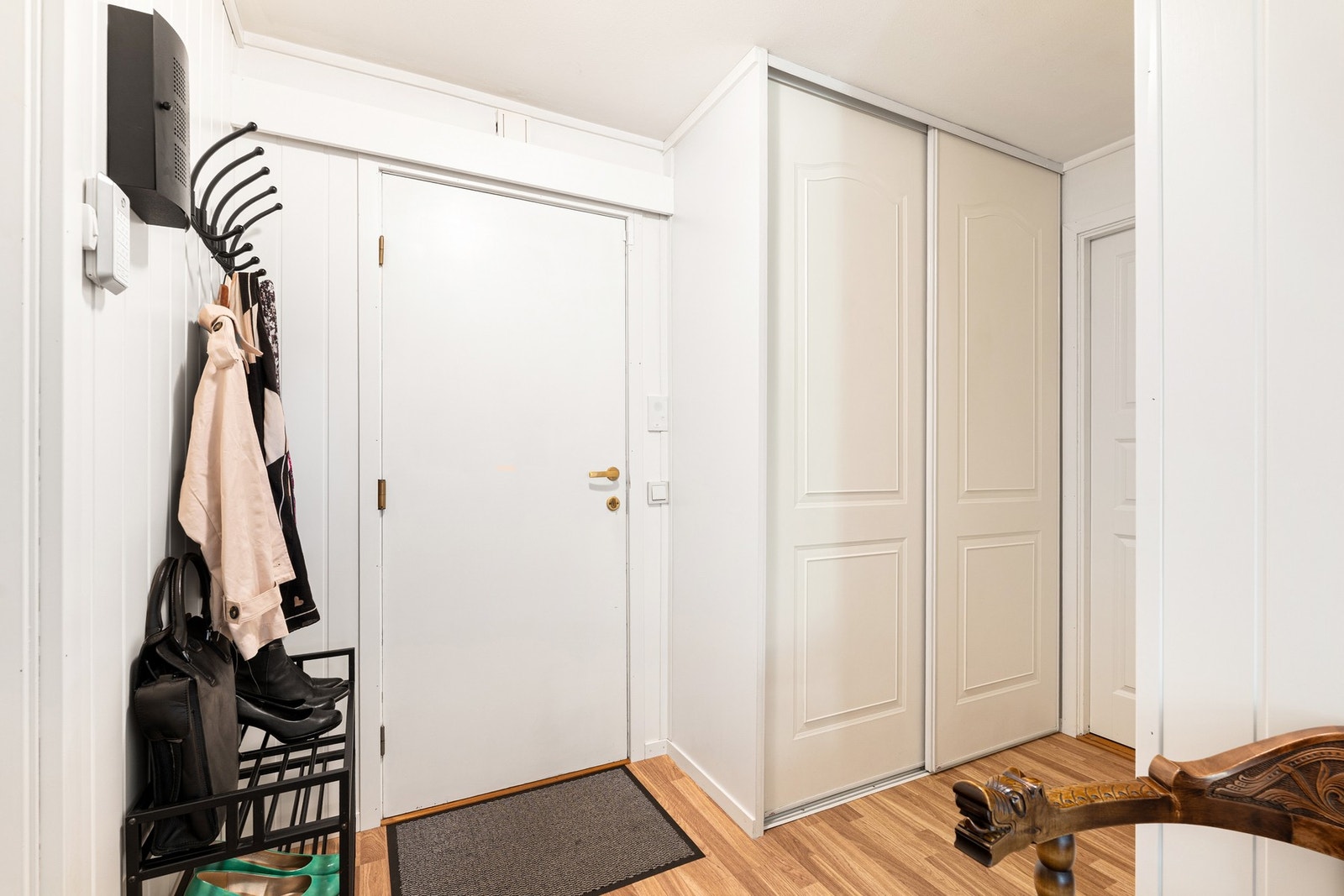 Inngangsparti med praktisk skyvedørsgarderobe. Galleribilde