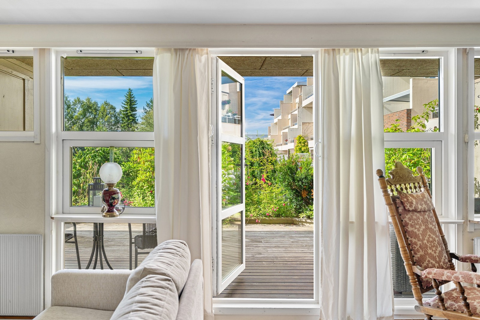 Fra stua har man utgang til stor terrasse på hele 33kvm. Galleribilde