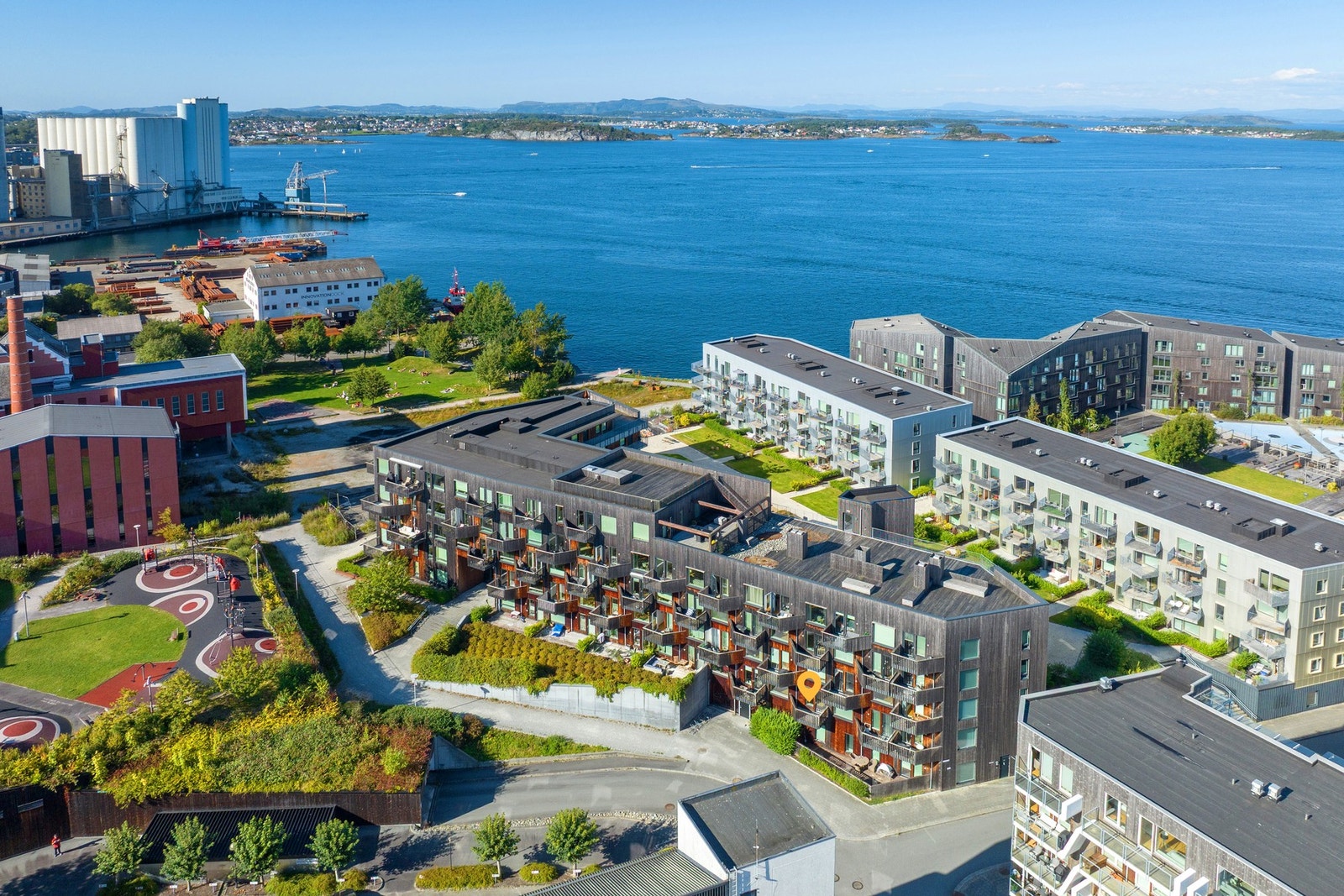 Velkommen til Østre bydel. Leiligheten ligger i 2.etasje i en blokk fra 2013 like med sjøen og Tou Scene. Blokken har en nydelig felles takterrasse. Galleribilde