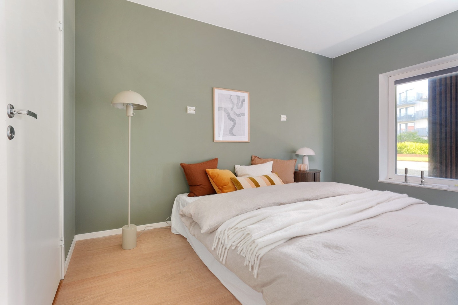 Stort soverom med bod/walk-in-closet. Rommet har god plass til dobbeltseng. Galleribilde