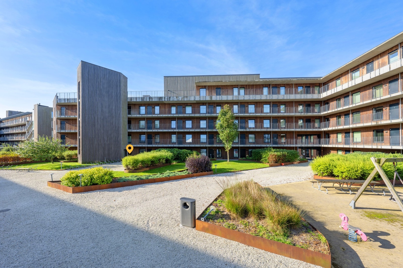 Selvom leiligheten ligger i 2.etasje har man direkte adkomst fra bakkeplan inn til leiligheten på baksiden. Galleribilde