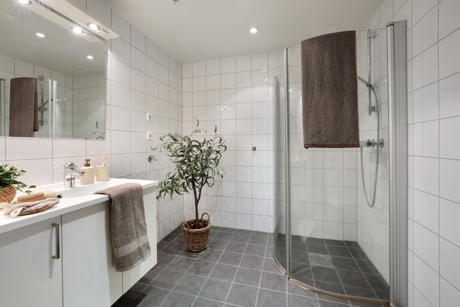 Tidløst og helfliset bad med varme i gulv og opplegg til vaskemaskin og tørketrommel. Galleribilde