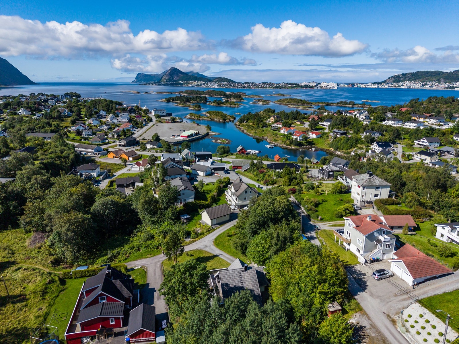 Eiendommen er beliggende sentralt til med kort vei til det meste. Galleribilde
