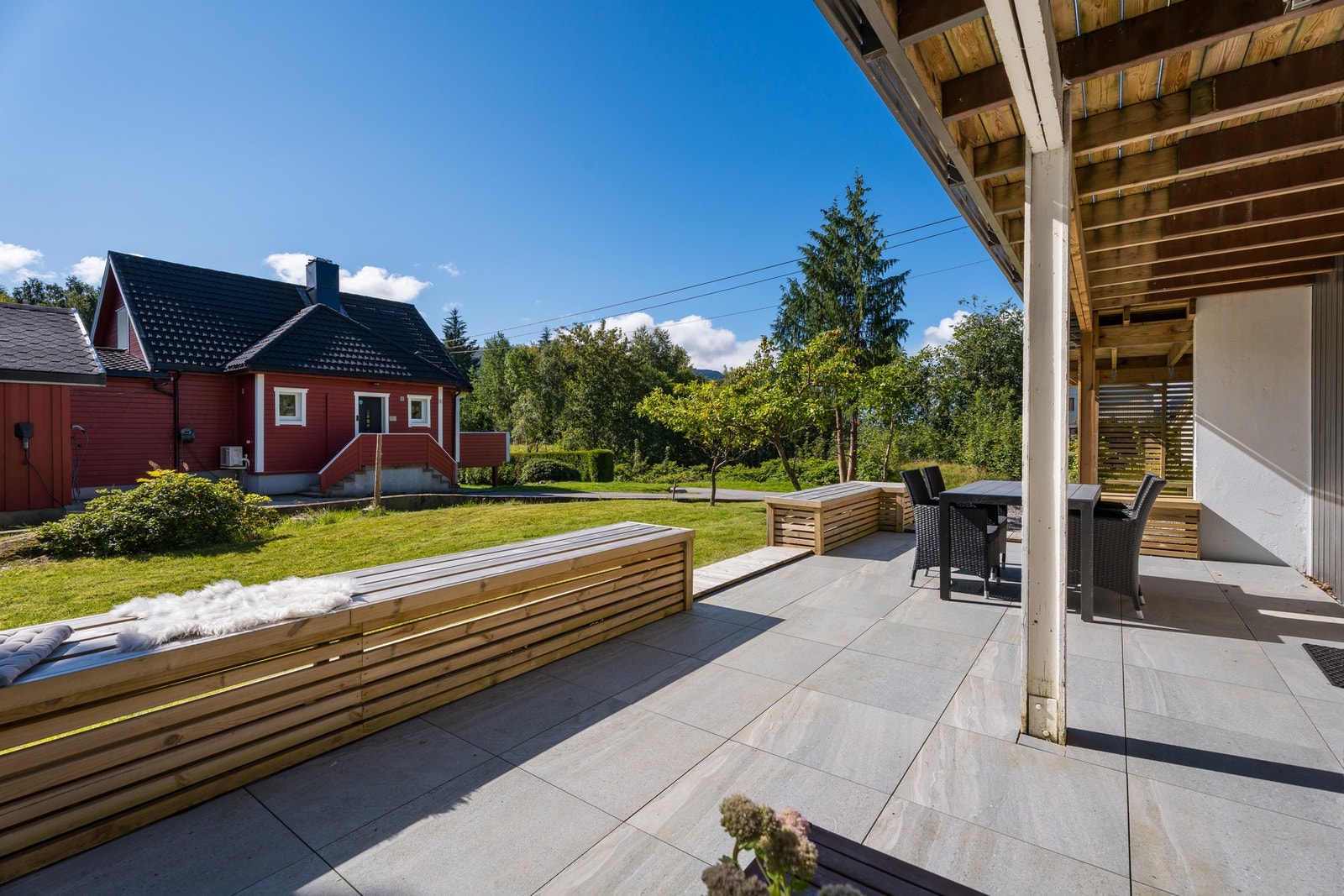 Flislagt terrasse på omtrentlig 31kvm, også her med sydvendt beliggenhet. Galleribilde