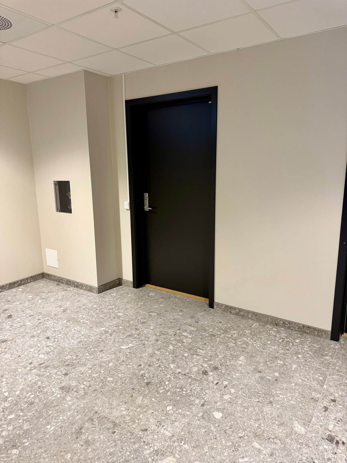 Leiligheten har inngang via trapperom, slik at man kommer seg tørrskodd fra bilen til leiligheten. Det er heis. Galleribilde