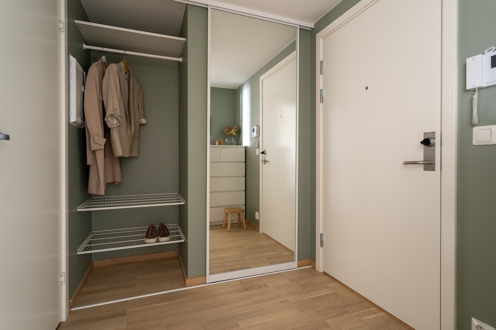 Entréen har også en stor skyvedørsgarderobe som gir godt med oppbevaringsplass. Galleribilde
