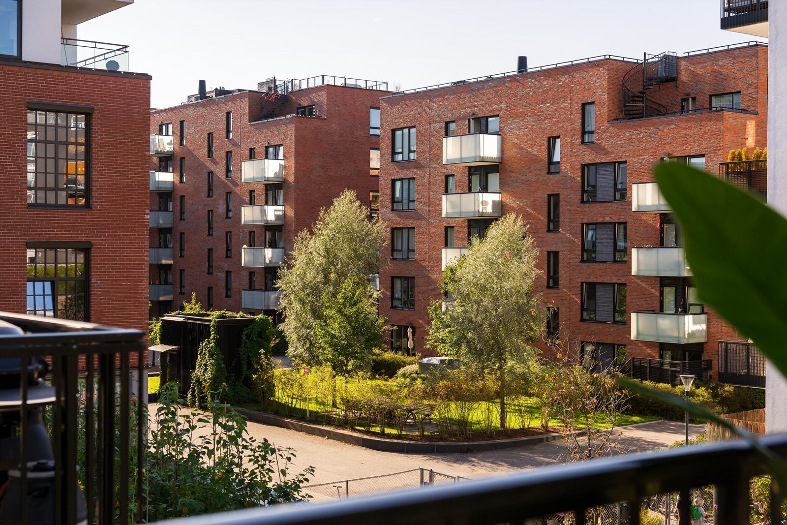 Utsikt fra balkongen mot opparbeidet fellesområder. Galleribilde