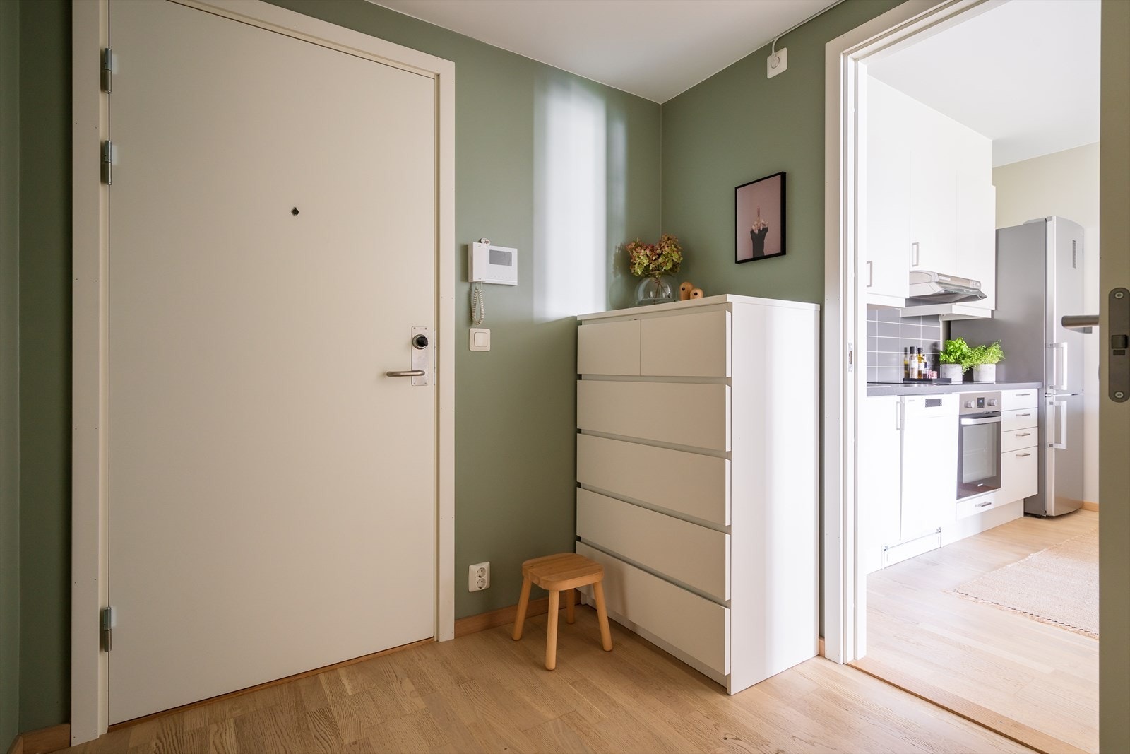 Koselig og innbydende entré med plass til skoskap / kommode. Galleribilde