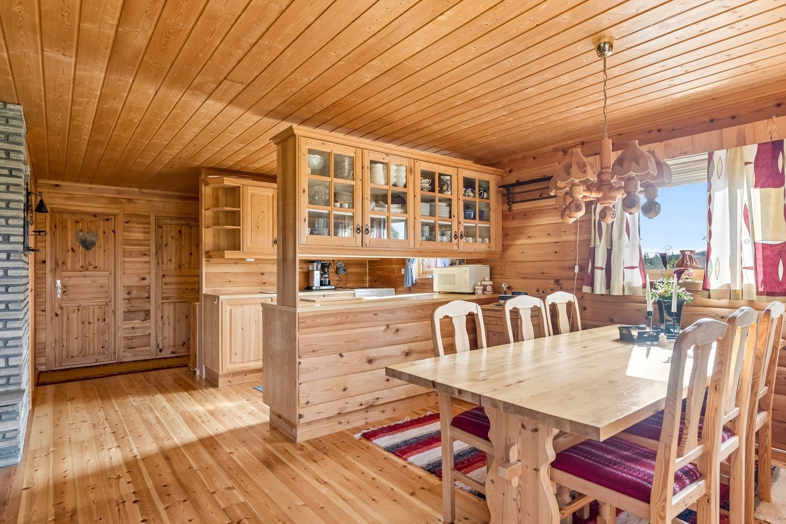 Spisestuen er en naturlig del av allrommet, med plass til hele familien. Galleribilde