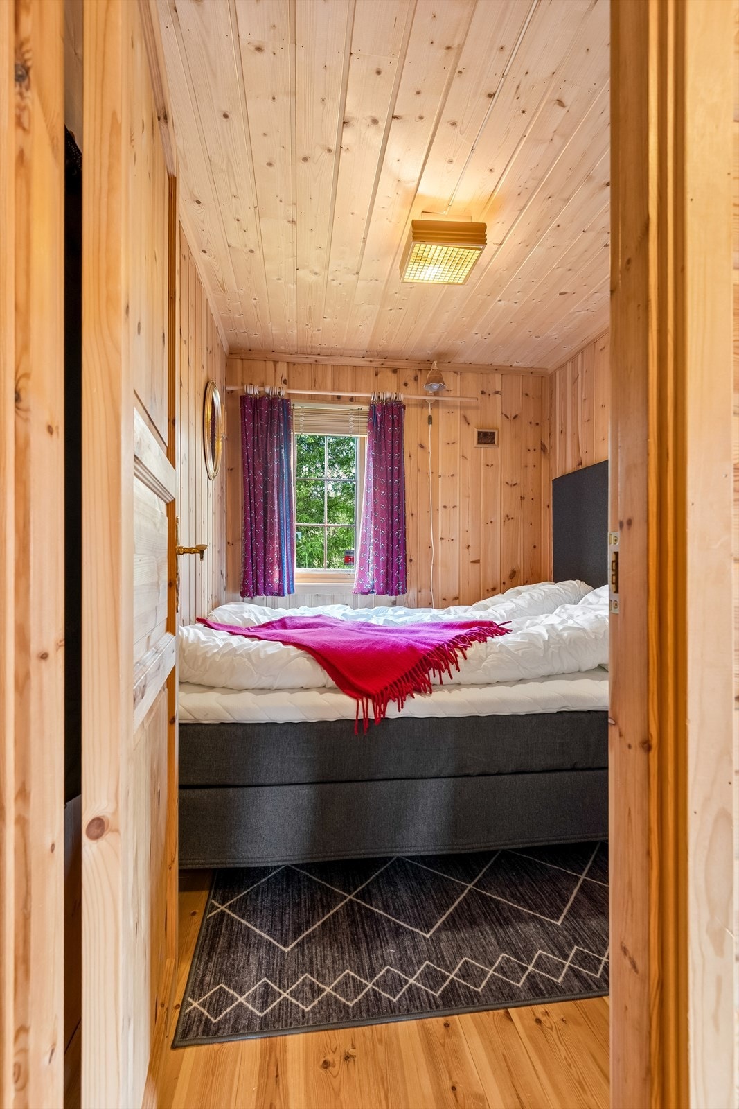 Alle soverommene har vindu som slipper inn naturlig lys. Galleribilde