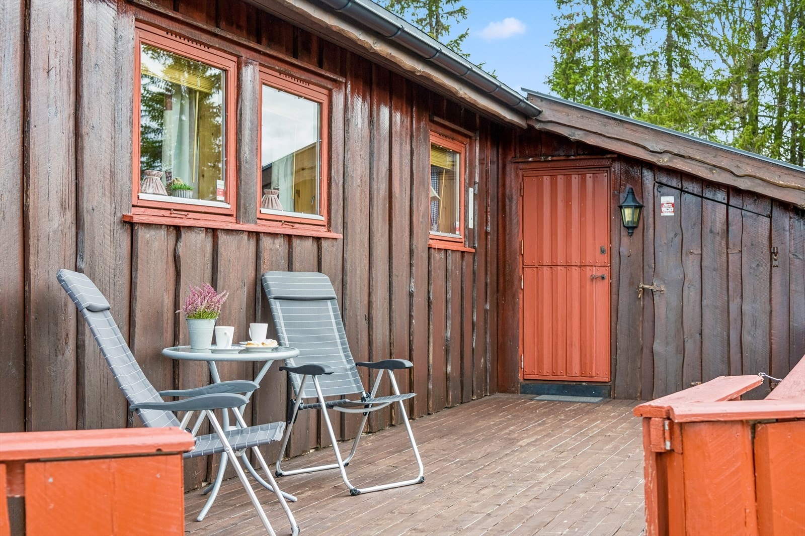 Terrassen har god plass til utemøbler og adkomst til en utvendig bod. Galleribilde