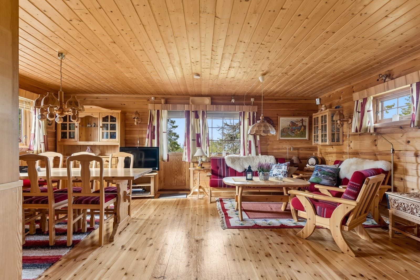 Fra stuen er det direkte utgang til den store, sørvendte terrassen. Galleribilde
