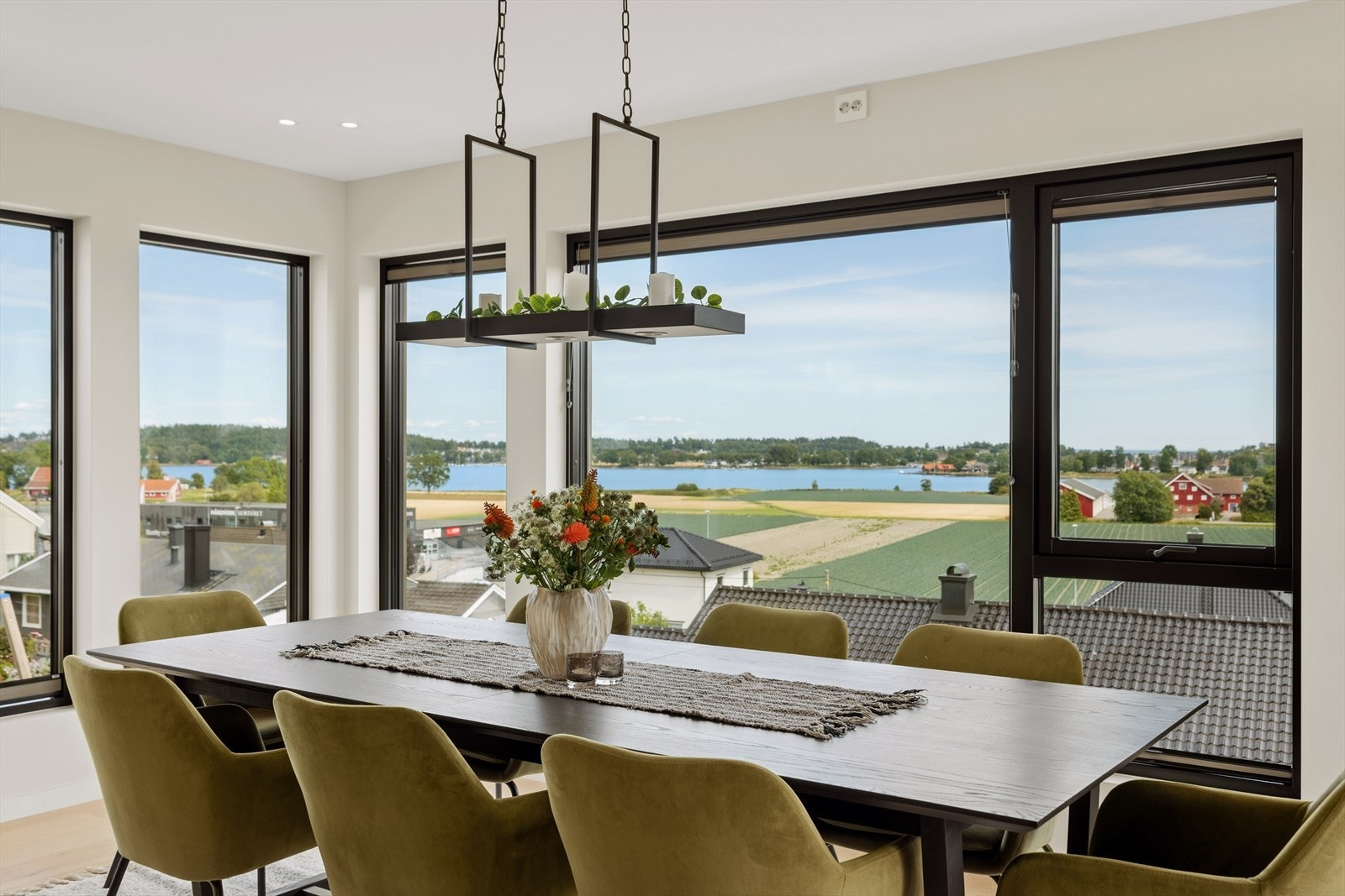 Med god plass rundt spisebordet ligger forholdene til rette for hyggelige middager og sosiale lag med familie og venner. Galleribilde