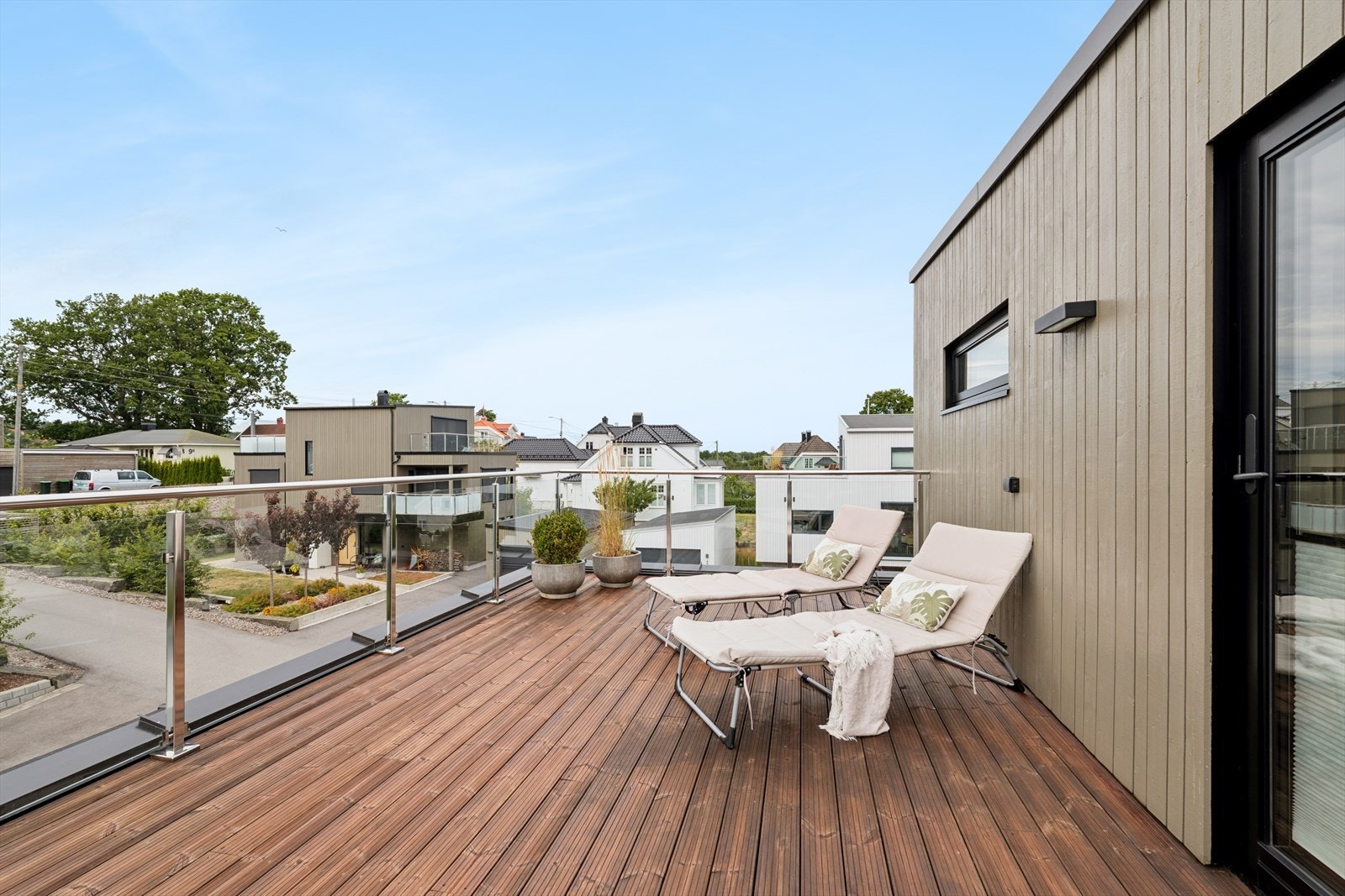 Stor og usjenert takterrasse med god plass til utemøbler. Galleribilde